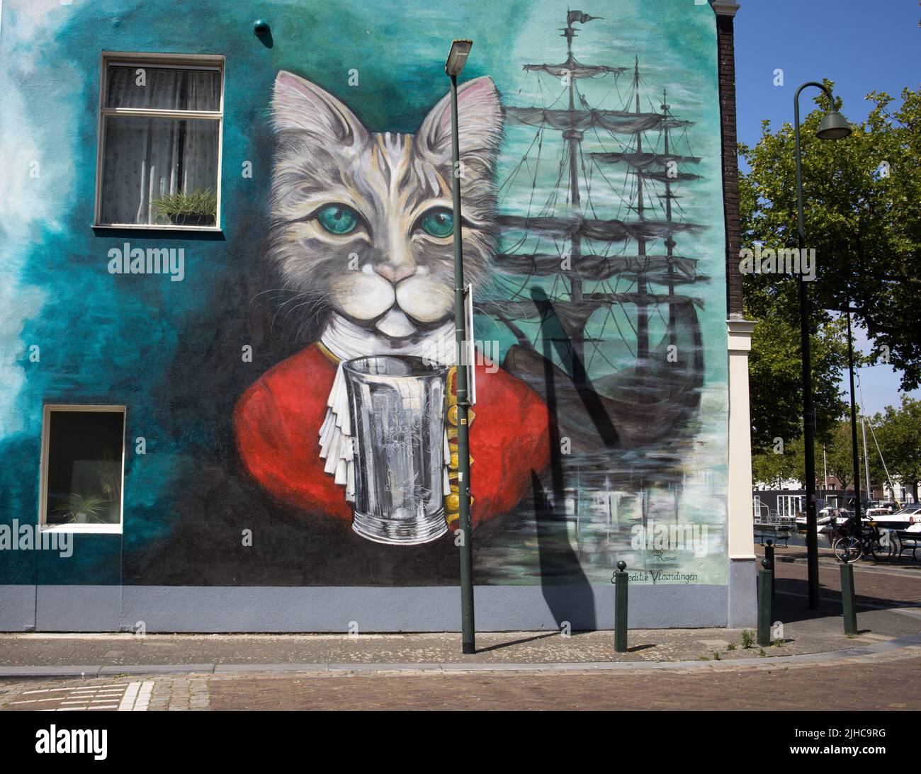 Vlaardingen, Niederlande - 14. JULI 2022: Wandgemälde der Legende vom Katzenbecher in der Innenstadt von Vlaardingen. Alte holländische Volksgeschichte. Stockfoto