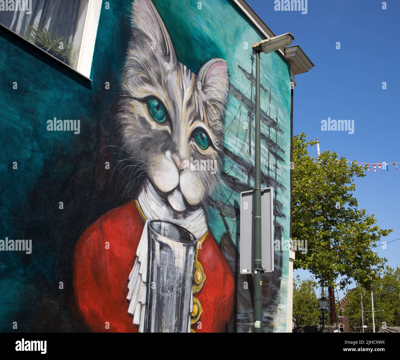 Vlaardingen, Niederlande - 14. JULI 2022: Wandgemälde der Legende vom Katzenbecher in der Innenstadt von Vlaardingen. Alte holländische Volksgeschichte. Stockfoto