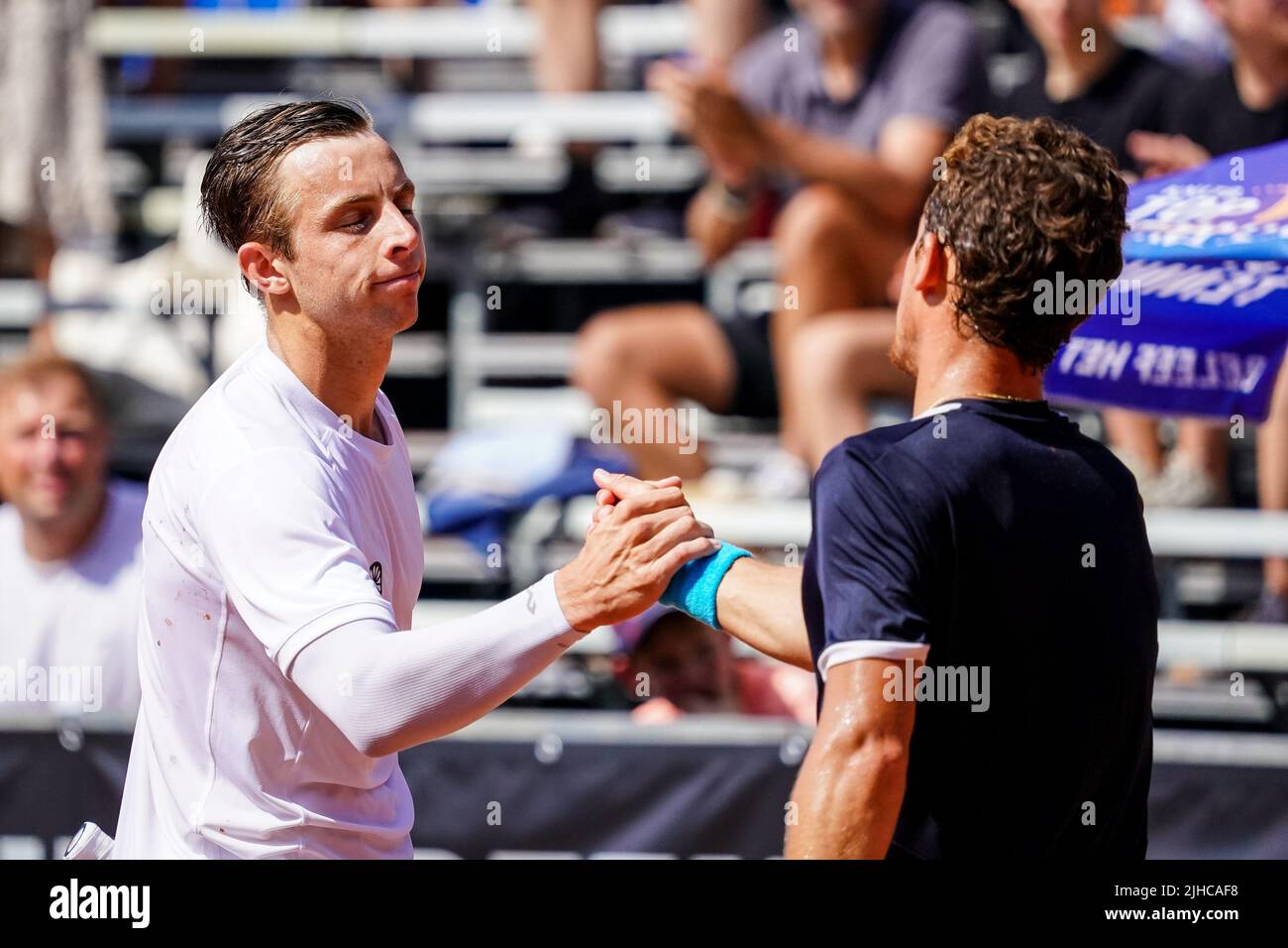 AMERSFOORT, NIEDERLANDE - 17. JULI: Tallon Griekspoor aus den Niederlanden schüttelt sich die Hände eines mit Roberto Carballes Baena aus Spanien während des Herren-Singles-Finales der Van Mossel Kia Dutch Open am 17. Juli 2022 auf dem ALTA Tennisground in Amersfoort, Niederlande (Foto: Rene Nijhuis/BSR Agency) Stockfoto