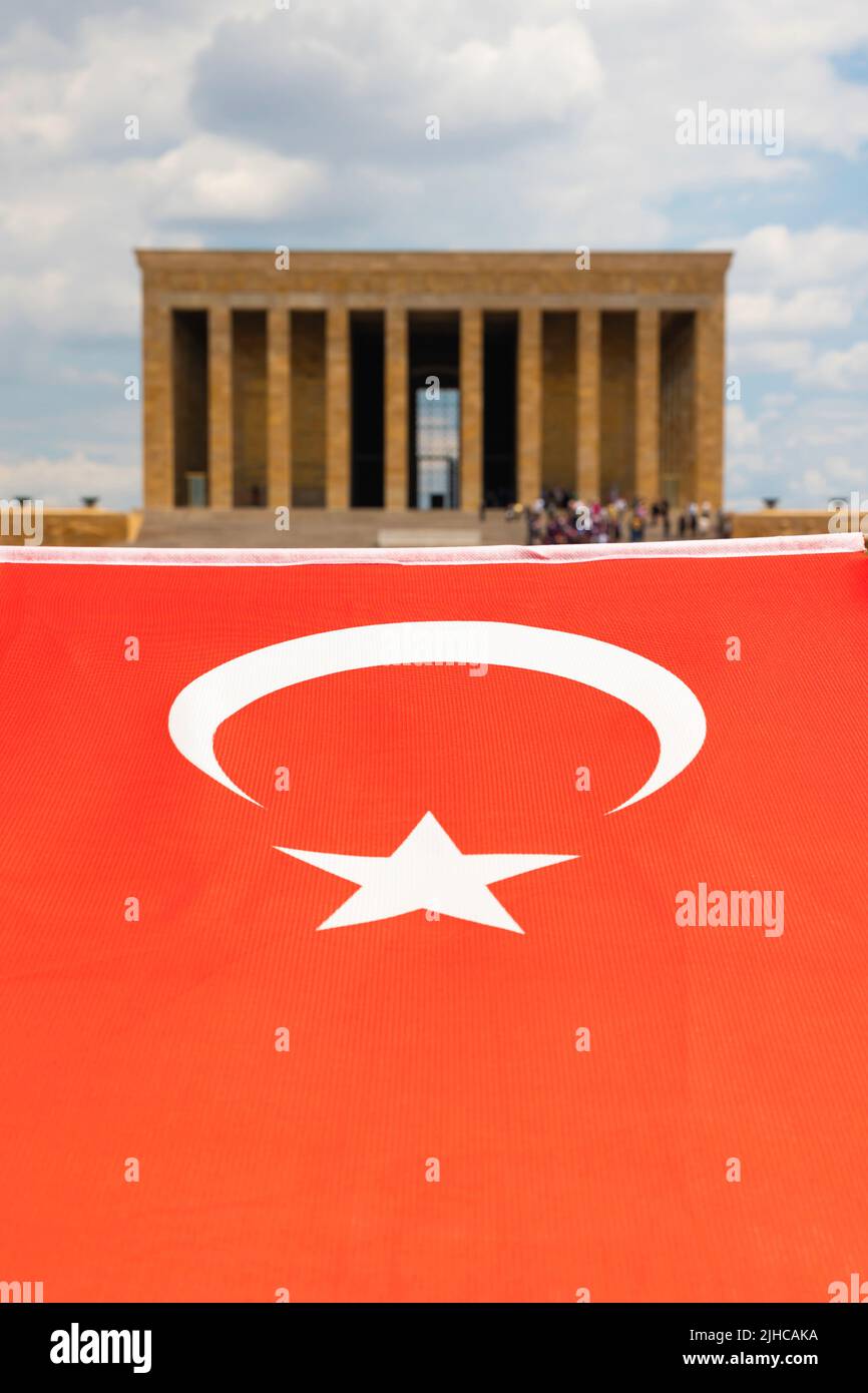 Anitkabir und türkische Flagge. Mausoleum von Mustafa Kemal Atatürk Hintergrund vertikale Foto. Stockfoto