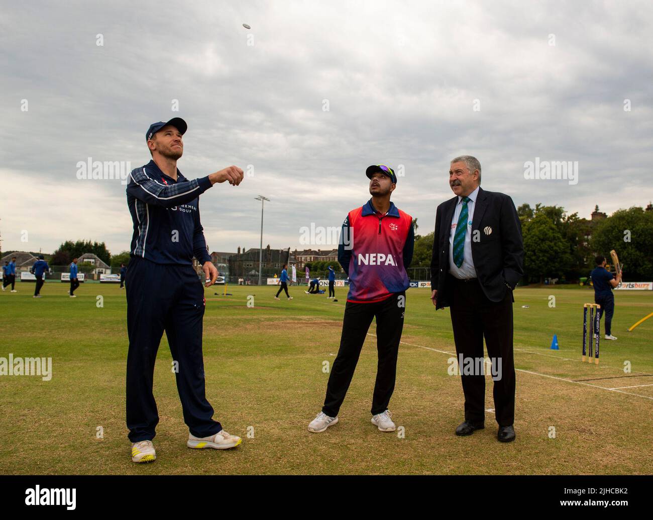 ICC Men's Cricket World Cup League 2 - Schottland V, Nepal. 17.. Juli 2022. Schottland nimmt Nepal zum zweiten Mal in der ICC Div 2 Men's Cricket World Cup League 2 in Titwood, Glasgow, an. Das Bild zeigt: Der Kapitän von Schottland, Richie Berrington, dreht die Münze, während Nepal-Kapitän, Sandeep Laichhane und Turnierschiedsrichter David Jukes die Münze sehen. Schottland gewinnt den Wurf und setzt Nepal an die erste Stelle. Quelle: Ian Jacobs/Alamy Live News Stockfoto