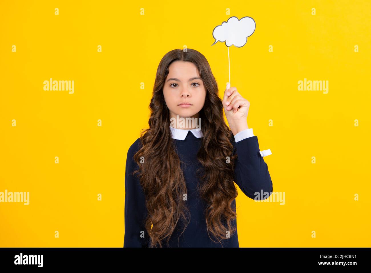 Portrait von konzentrierten Teenager Mädchen haben Schulprobleme Probleme Gedanken entscheiden wählen lösen Look Hold Hand wollen Erfolg isoliert auf gelb Stockfoto
