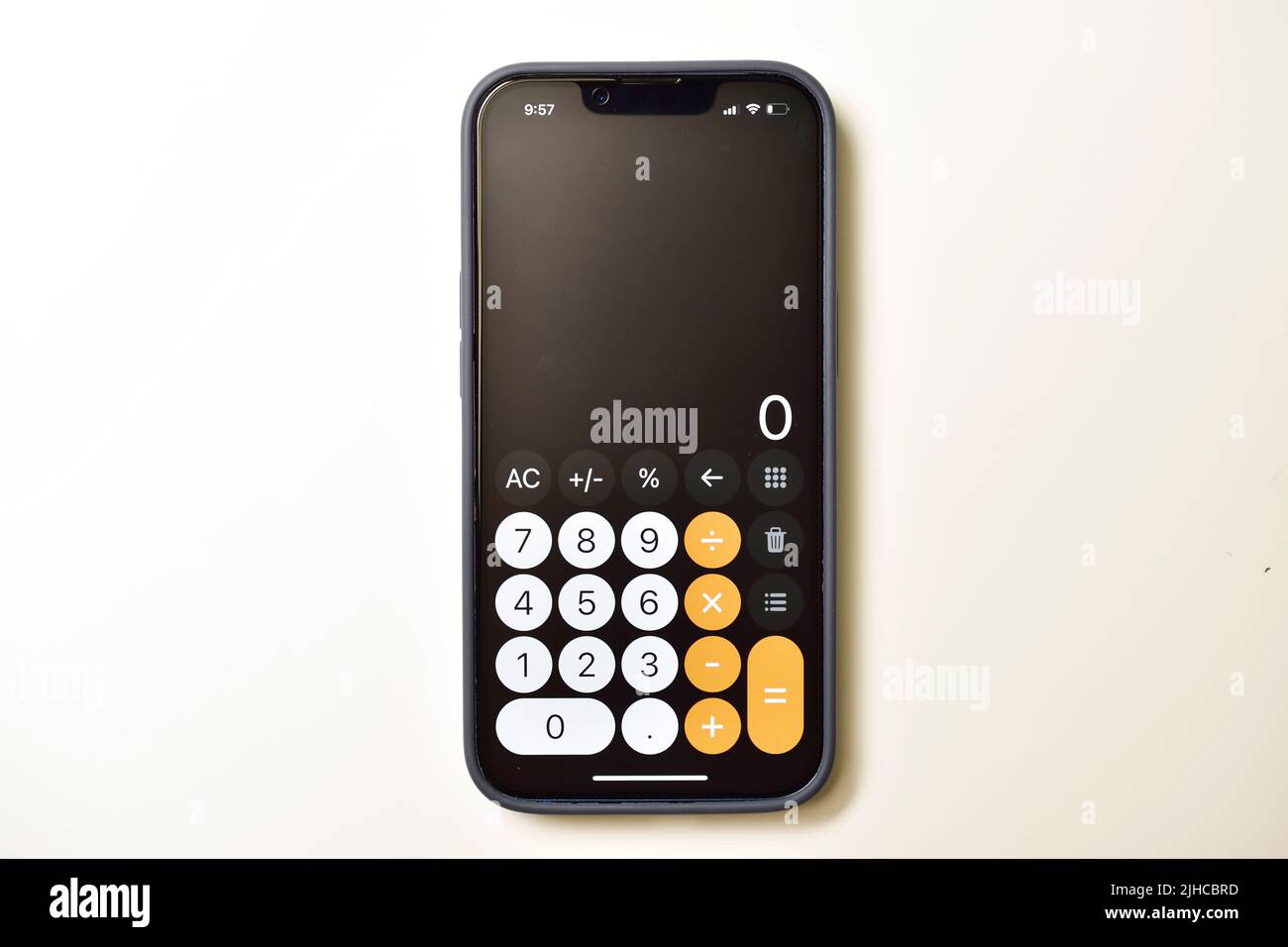 Neu Delhi, Indien - 8. Juli 2022: Draufsicht der Rechneranwendung auf dem iphone geöffnet Stockfoto