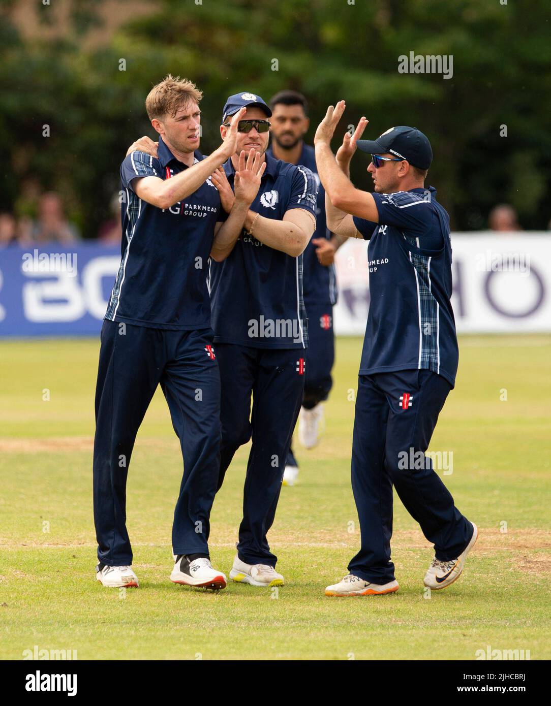 ICC Men's Cricket World Cup League 2 - Schottland V, Nepal. 17.. Juli 2022. Schottland nimmt Nepal zum zweiten Mal in der ICC Div 2 Men's Cricket World Cup League 2 in Titwood, Glasgow, an. Bild zeigt: Der schottische Gavin Main IS wird von Teamkollegen nach der Entlässt von NepalÕs Dev Khanal für 10 Läufe gechobbt. Quelle: Ian Jacobs/Alamy Live News Stockfoto