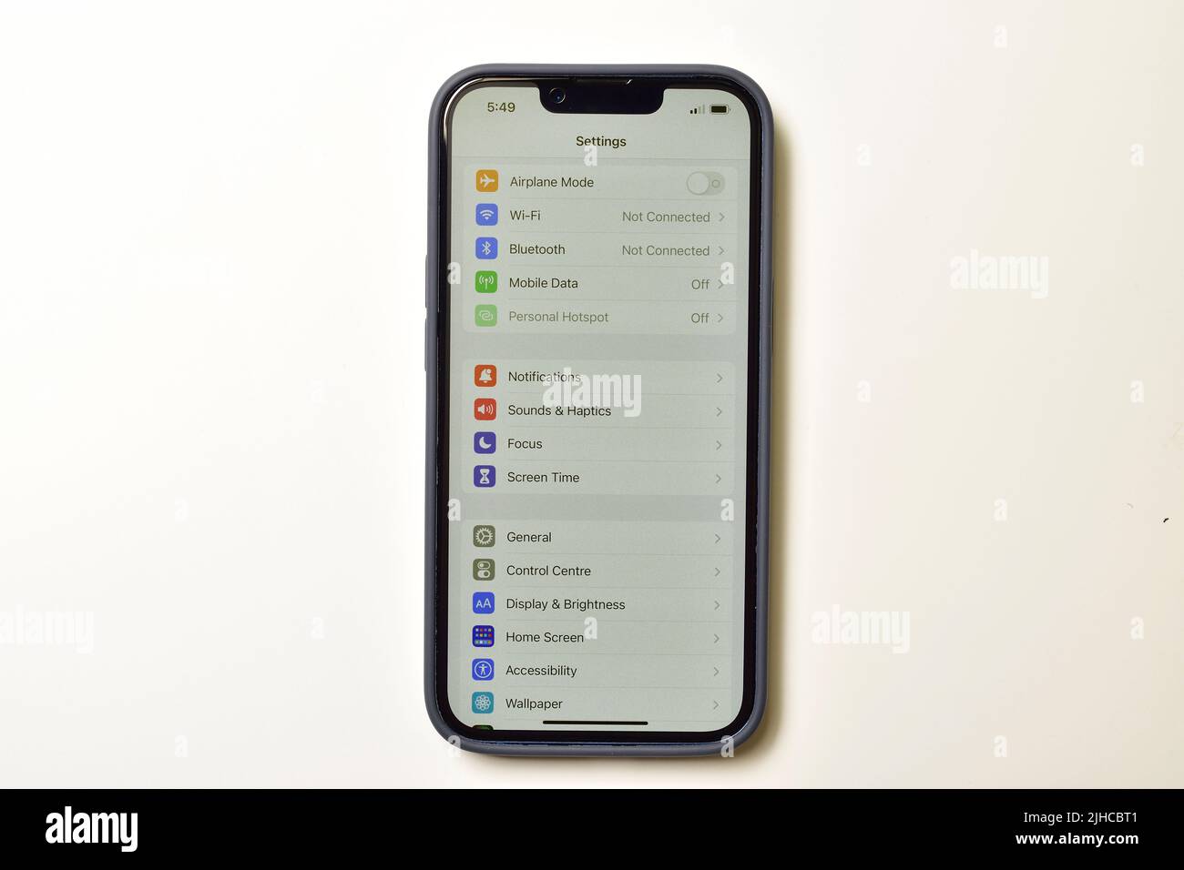 Neu Delhi, Indien - 8. Juli 2022: Apple iphone wird auf weißem Hintergrund isoliert geöffnet Stockfoto