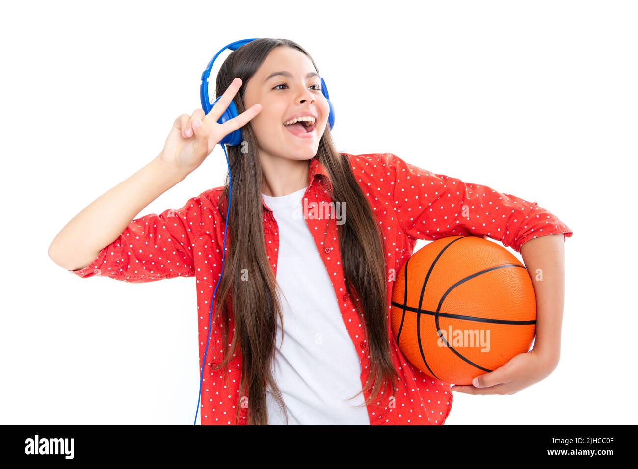 Porträt der emotionalen erstaunt aufgeregt Teenager-Mädchen. Teenager Schulmädchen mit Basketballball. Stockfoto