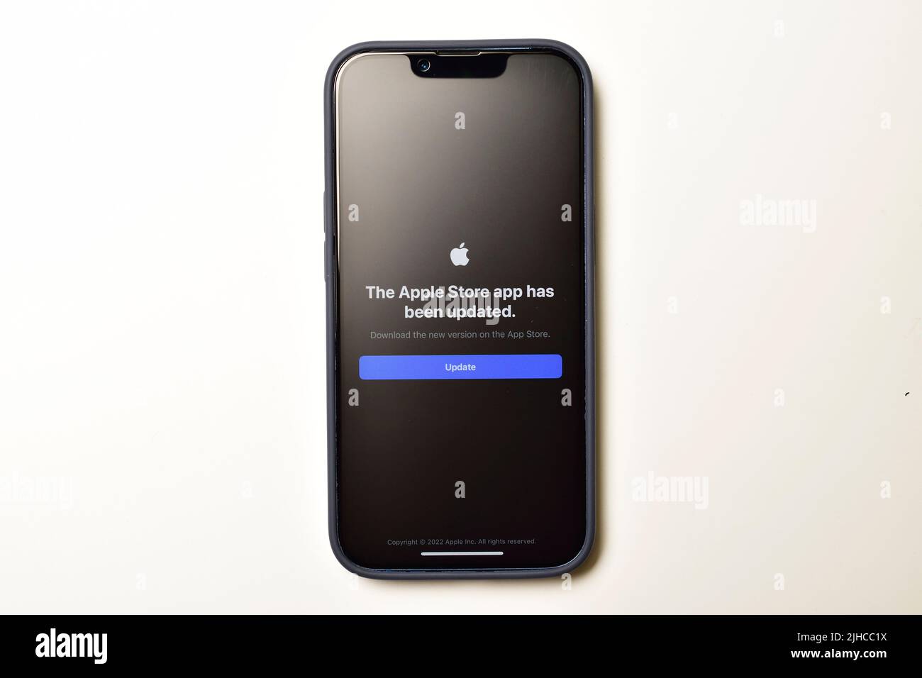 Neu Delhi, Indien - 8. Juli 2022: Apple Store App wird auf dem iphone aktualisiert Stockfoto