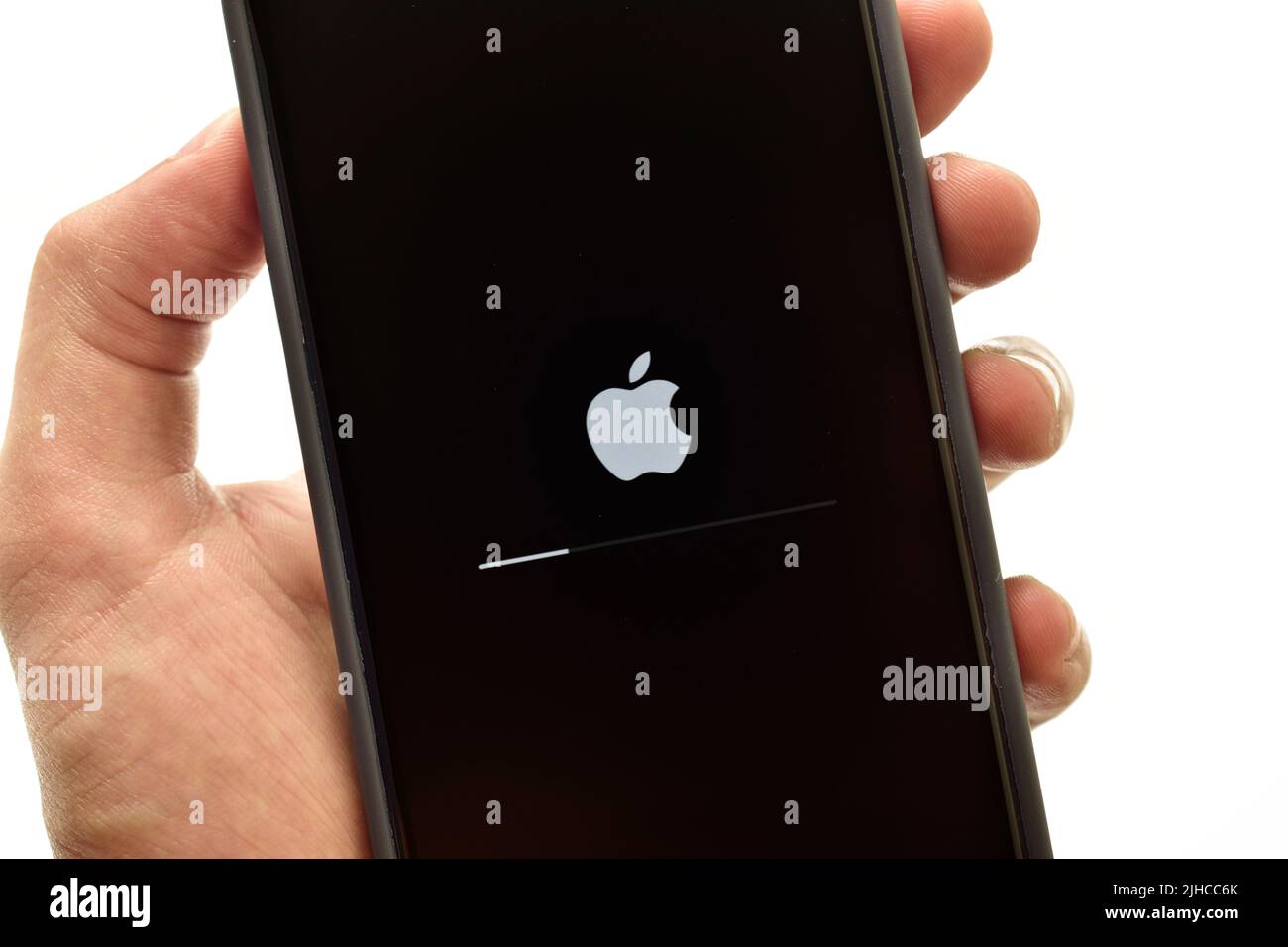 Neu Delhi, Indien - 8. Juli 2022: Nahaufnahme der aktualisierung der iPhone-Firmware Stockfoto