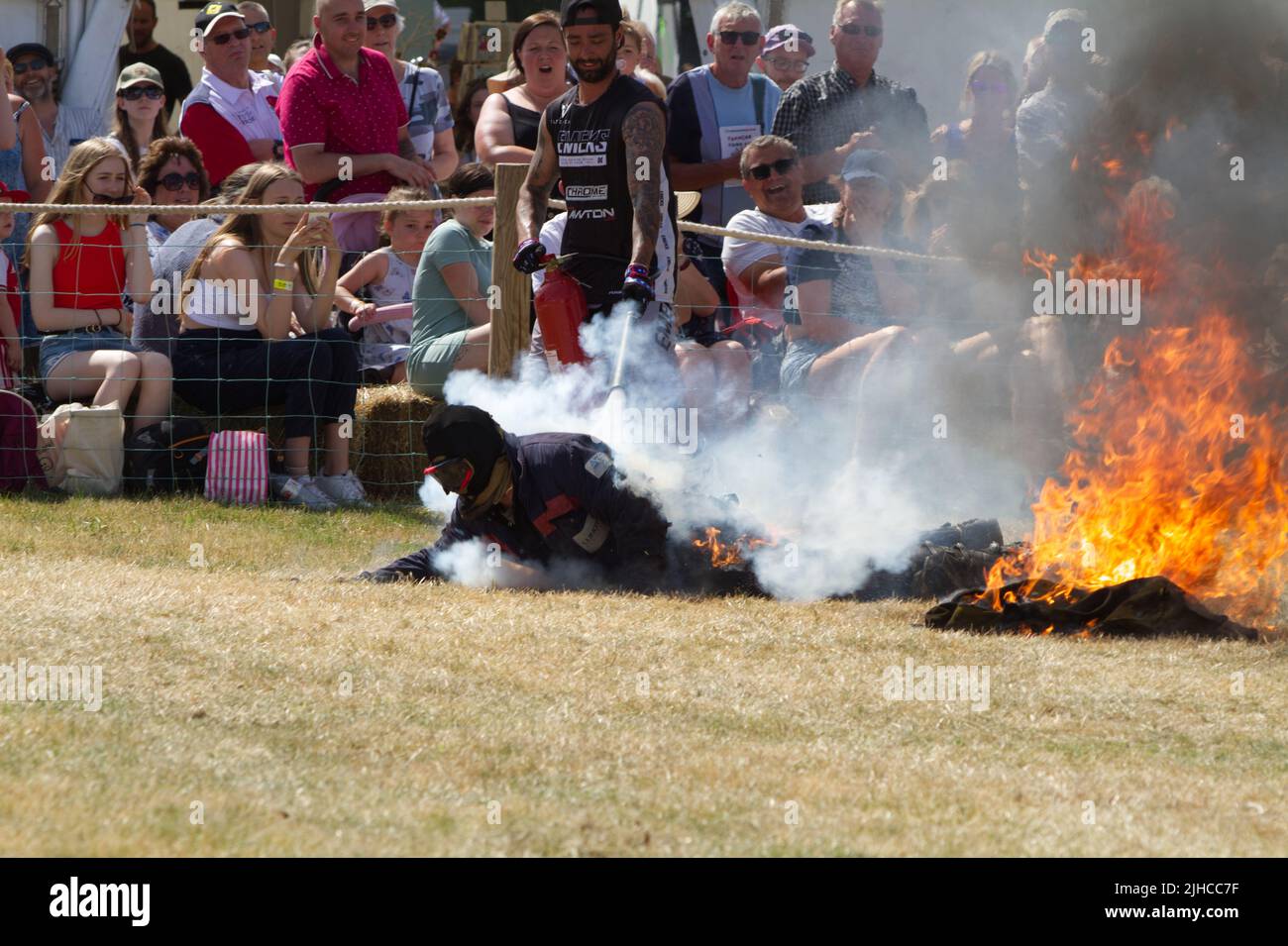 Die Tendring Hundred Show ist die wichtigste Landwirtschaftsmesse in Essex. Mark Stannage und sein Team führen waghalsige Stunts durch, unter anderem, wenn sie in Brand gesetzt werden. Stockfoto