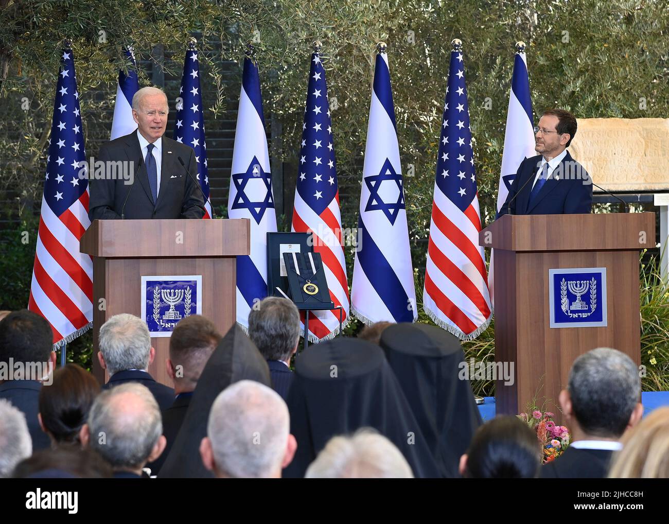 Jerusalem, Israel. 14. Juli 2022. US-Präsident Joe Biden beantwortet eine Frage während einer gemeinsamen Pressekonferenz mit dem israelischen Präsidenten Isaac Herzog, rechts, am 14. Juli 2022 in Jerusalem, Israel. Stockfoto