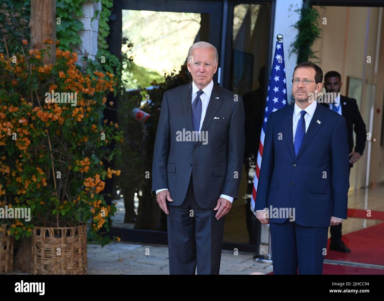 Jerusalem, Israel. 14. Juli 2022. US-Präsident Joe Biden und der israelische Präsident Isaac Herzog, rechts, kommen zu einer gemeinsamen Pressekonferenz in der Residenz des Präsidenten am 14. Juli 2022 in Jerusalem, Israel. Stockfoto
