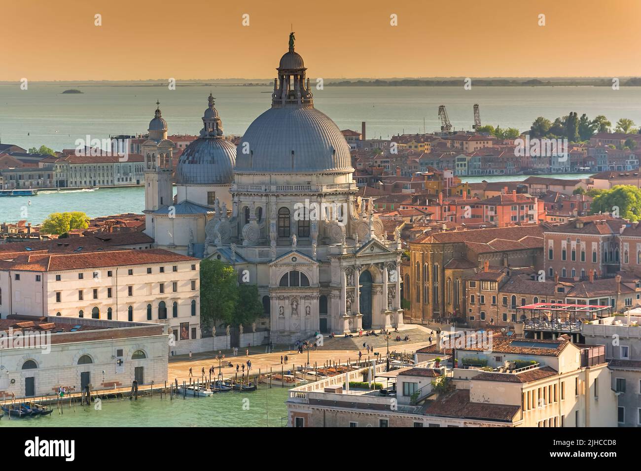 Blick aus der Vogelperspektive auf die Basilika Santa Maria della Salute in Venedig, Italien Stockfoto
