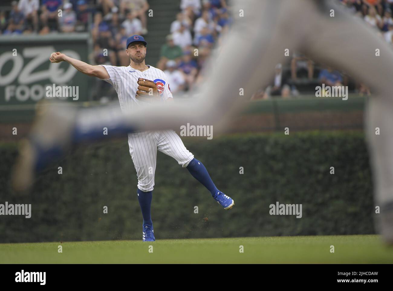 Chicago, Usa. 17.. Juli 2022. Chicago Cubs Dritter Baseman Patrick Wisdom macht den Wurf zum ersten für die Out auf New York Mets designierten Hitter Jeff McNeil während des vierten Innings im Wrigley Field in Chicago am Sonntag, 17. Juli 2022. Foto von Mark Black/UPI Credit: UPI/Alamy Live News Stockfoto