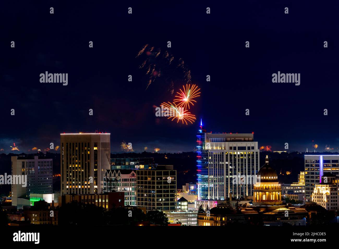 Nächtliche Skyline von Boise Idaho mit Feuerwerk Stockfoto