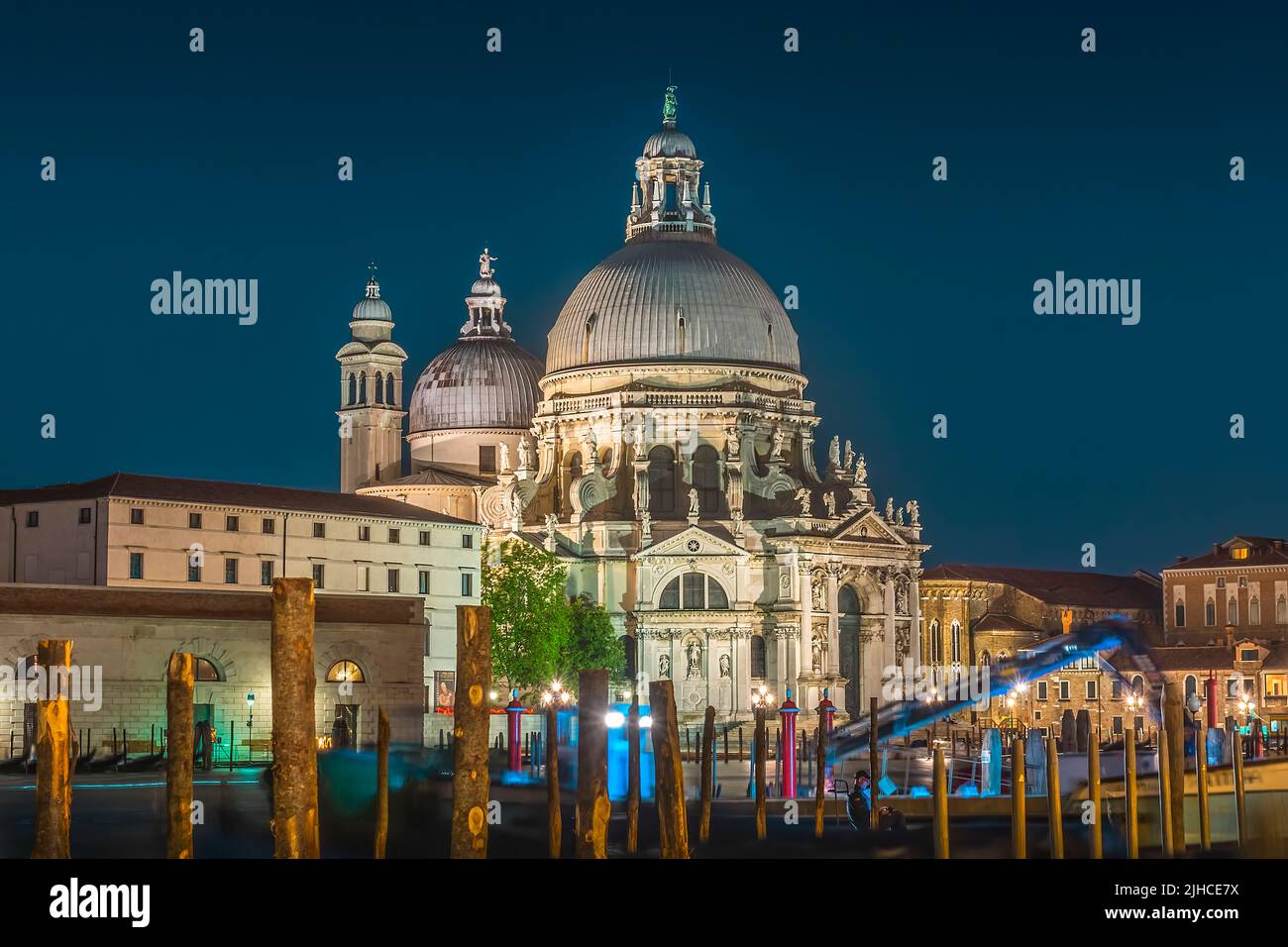 Basilika Santa Maria della Salute in Venedig, Italien bei Nacht Stockfoto