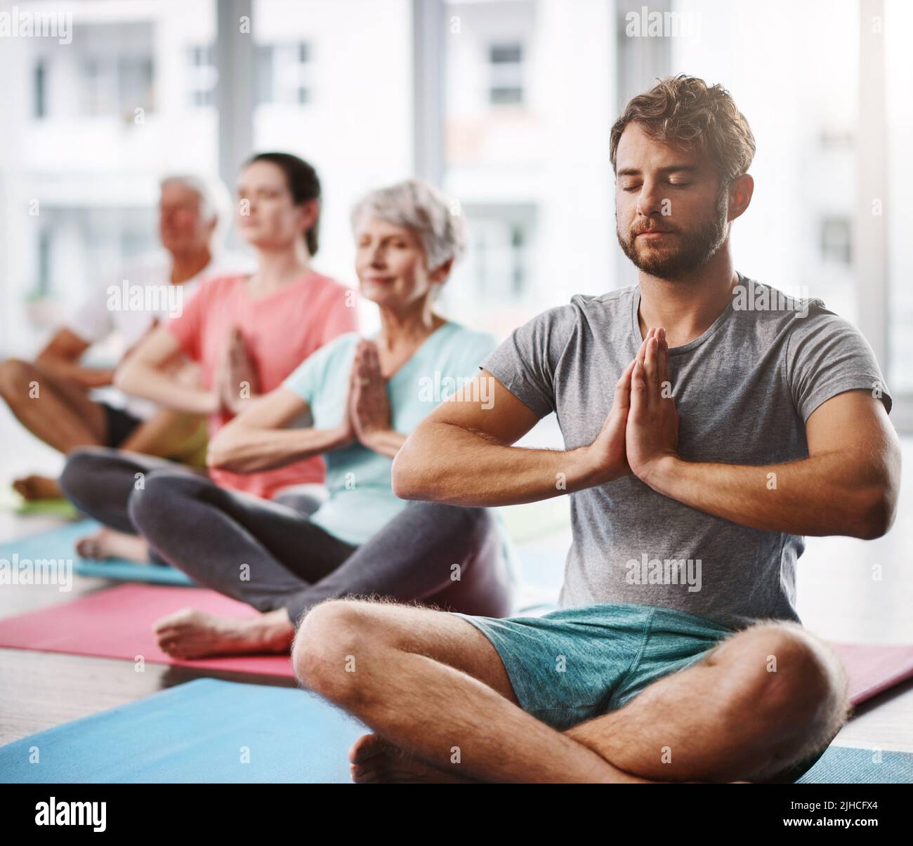 Eine Gruppe von Menschen, die während des Yoga meditieren. Stockfoto