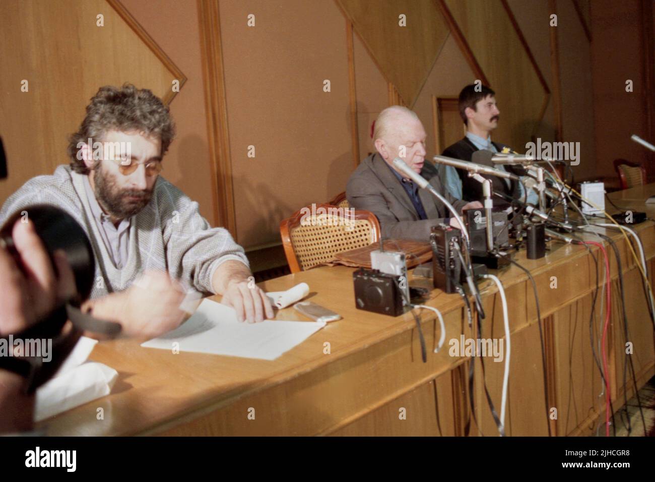 Bukarest, Rumänien, 1990. Rumänische Politiker, beide Mitglieder der frisch gegründeten F.S.N. (Nationale Heilsform) nach der rumänischen Revolution von 1989, Adrian Sârbu & Silviu Brucan. Stockfoto