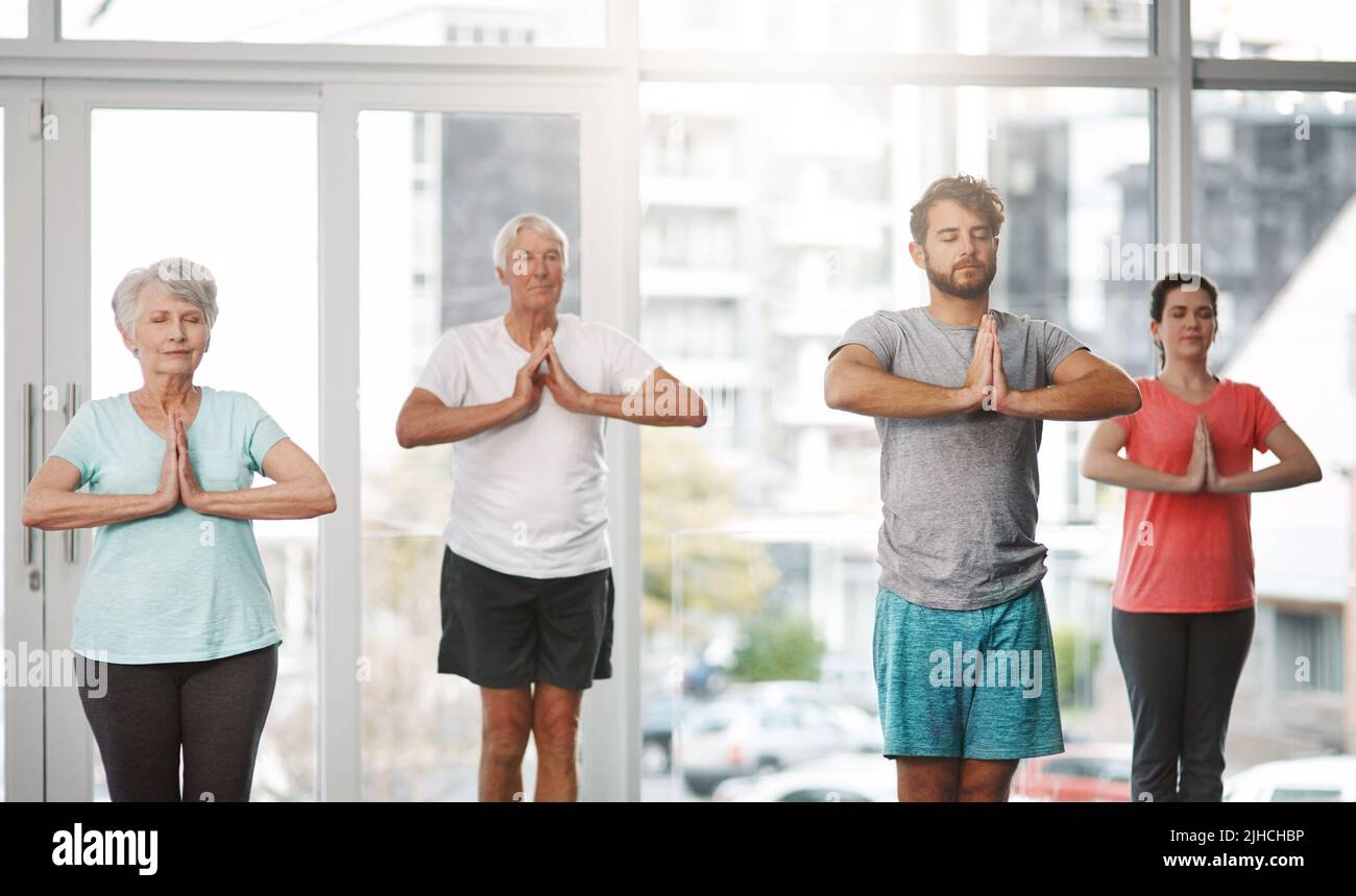 Eine Gruppe von Menschen, die während des Yoga meditieren. Stockfoto