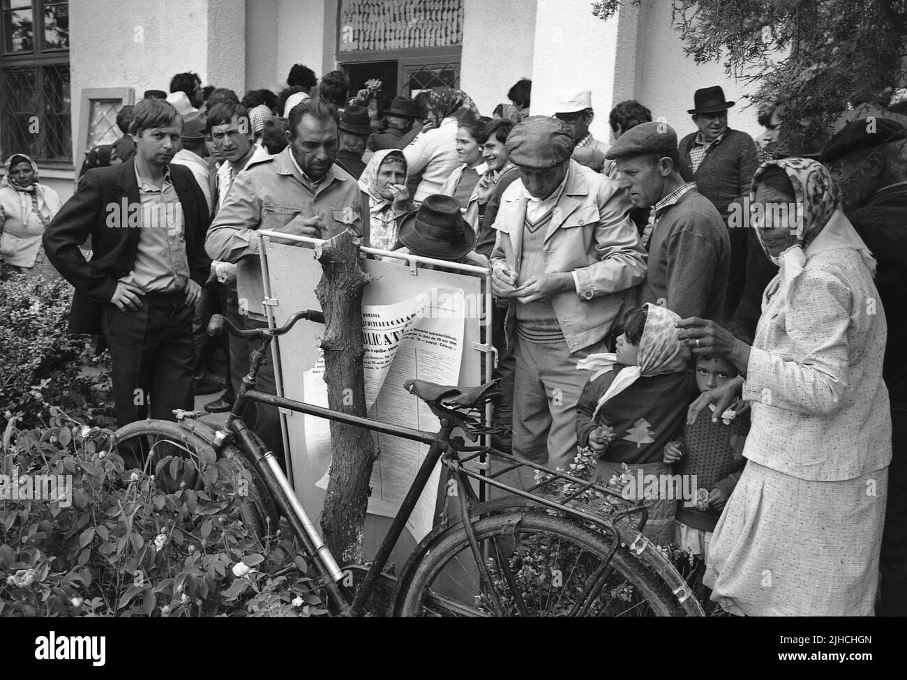 Ilfov County, Rumänien, 20. Mai 1990. Die ersten demokratischen Wahlen nach dem Fall des Kommunismus. Dorfbewohner versuchen, Sinn für gepostete Informationen außerhalb der Umfragen zu machen. Die meisten Menschen stimmten zum ersten Mal in ihrem Leben. Stockfoto