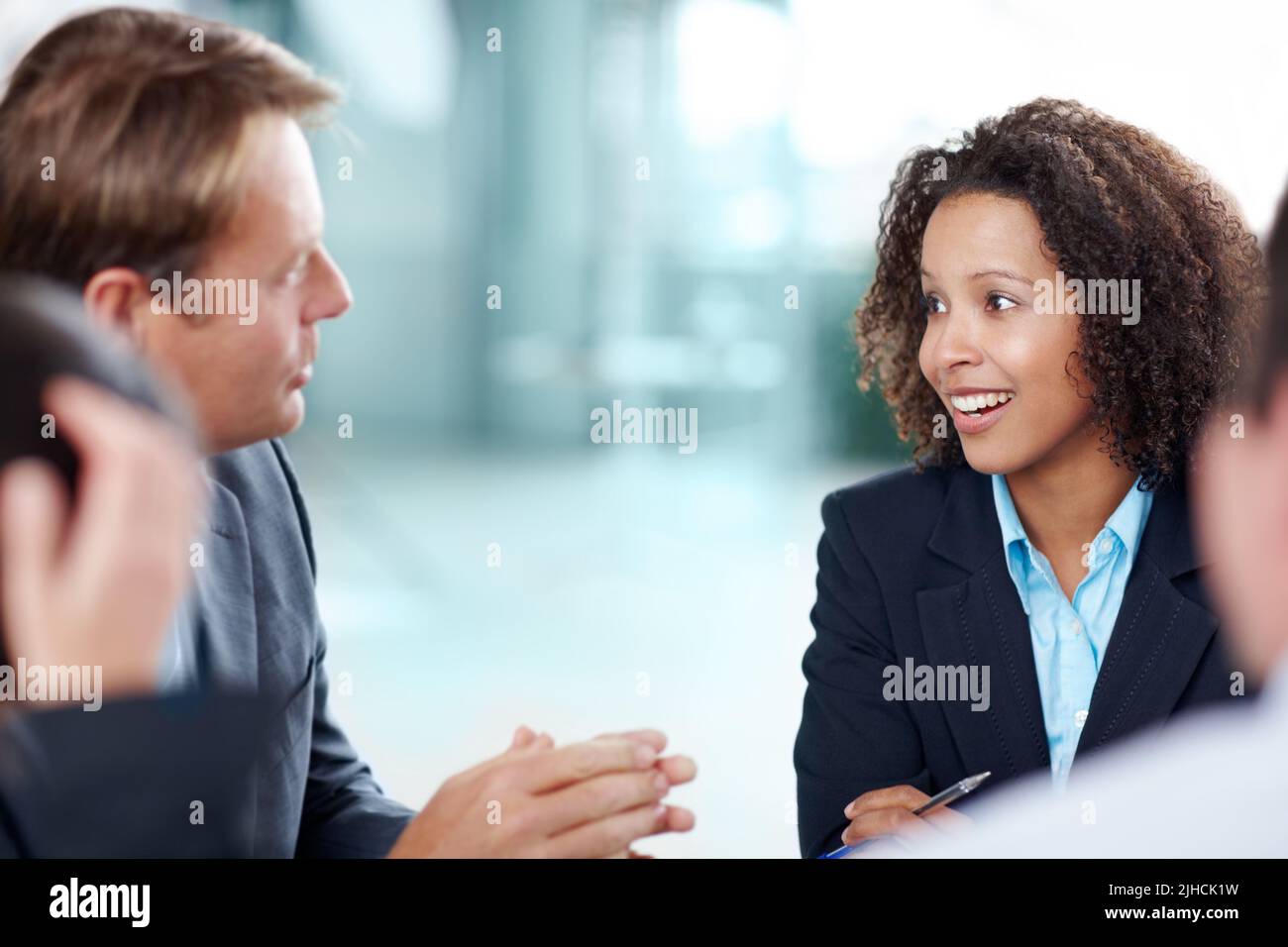 Von den Besten lernen. Reifer Geschäftsmann, der mit einem jüngeren Kollegen diskutiert. Stockfoto