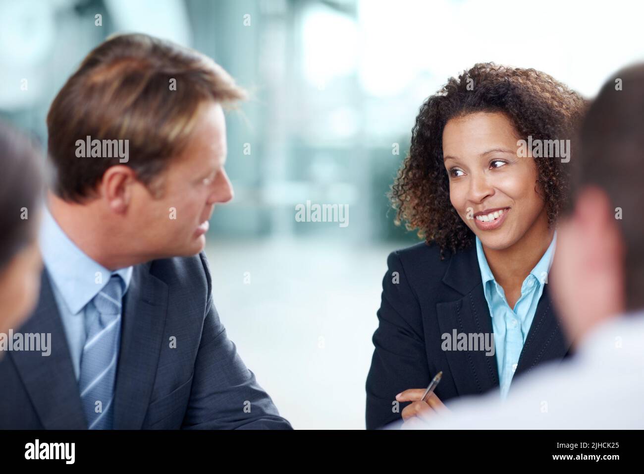 Sammeln wertvoller Erfahrungen. Reifer Geschäftsmann, der sich mit seinen jüngeren Kollegen trifft. Stockfoto