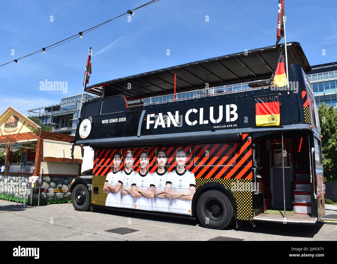 Der Bus des deutschen Fußball-Fanclubs in der Fan Zone am Station Square in Milton Keynes für die UEFA Women's Euros 2022. Stockfoto