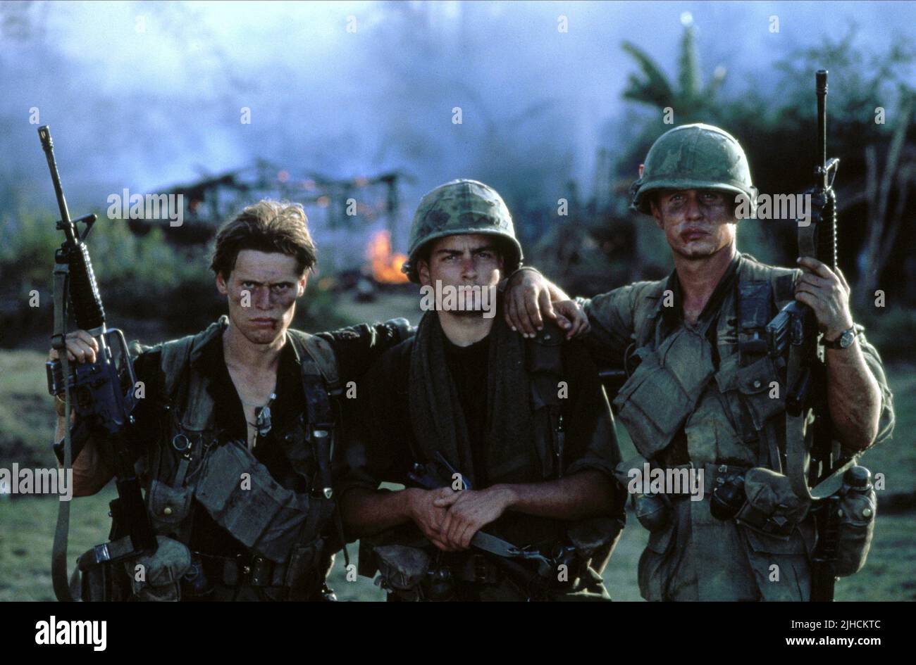 WILLEM DAFOE, CHARLIE SHEEN, Tom Berenger, PLATOON, 1986 Stockfoto