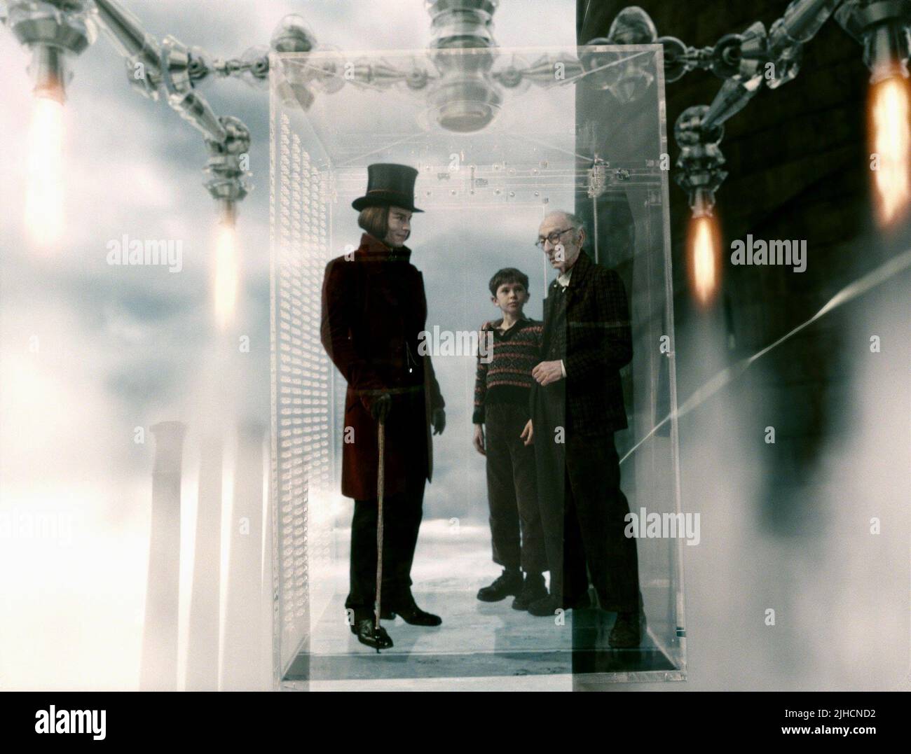 JOHNNY DEPP, Freddie Highmore, David Kelly, Charlie und die Schokoladenfabrik, 2005 Stockfoto