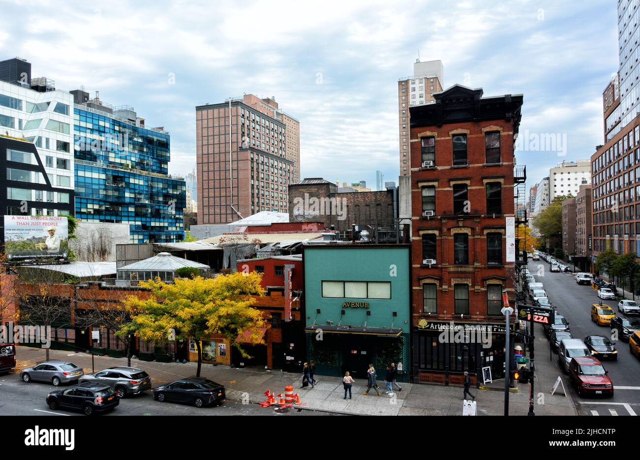 NEW YORK, NY - 05. NOV 2019: 10. Avenue in Chelsea von der High Line aus gesehen. Stockfoto