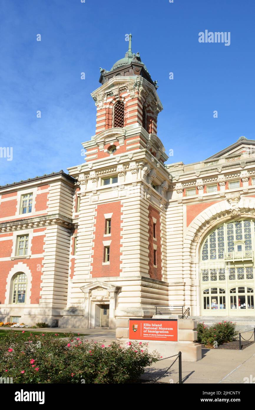 NEW YORK, NY - 04. Nov. 2019: Eingang zum Hauptgebäude auf Ellis Island Immigration Museum, Statue of Liberty National Monument. Stockfoto