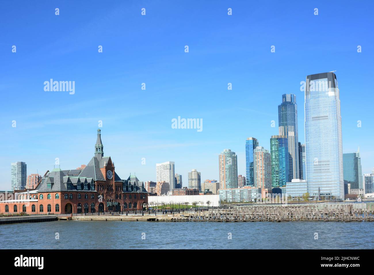 JERSEY CITY, NEW JERSEY - 04 NOV 2019: Liberty Park und Central Railroad Terminal mit der Skyline von Jersey City. Stockfoto