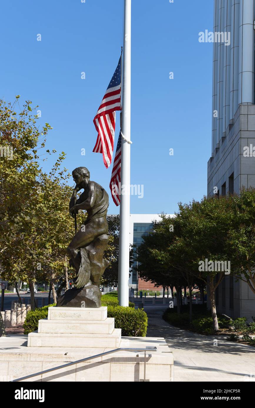 SANTA ANA, KALIFORNIEN - 23. SEPTEMBER 2020: Statue mit Flagge am Half Mast im Ronald Reagan Courthouse und Federal Building. Stockfoto