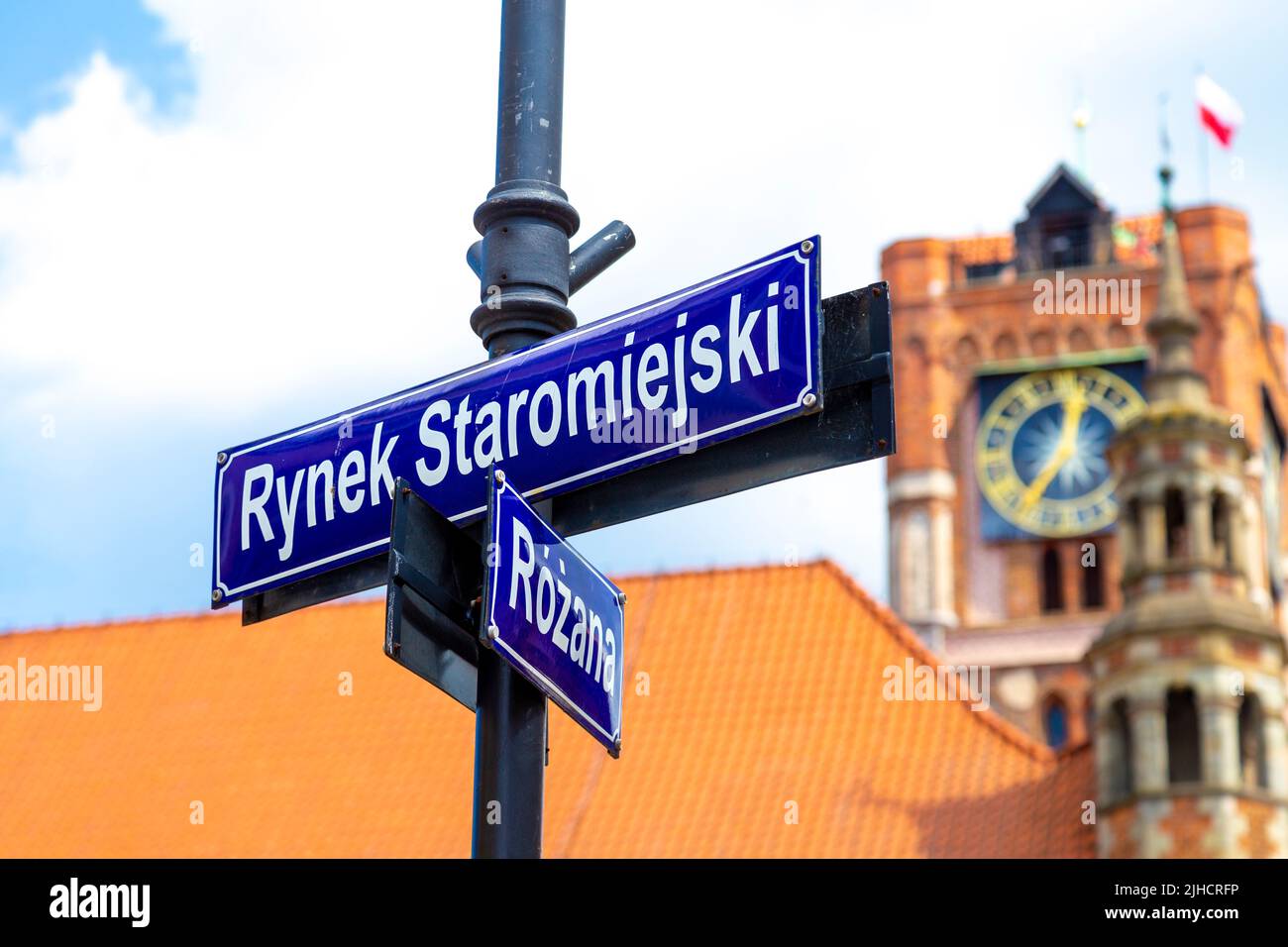 Straßenschild für Altstädter Marktplatz und Rozana Straße mit altem Rathaus im Hintergrund, Torun, Polen Stockfoto