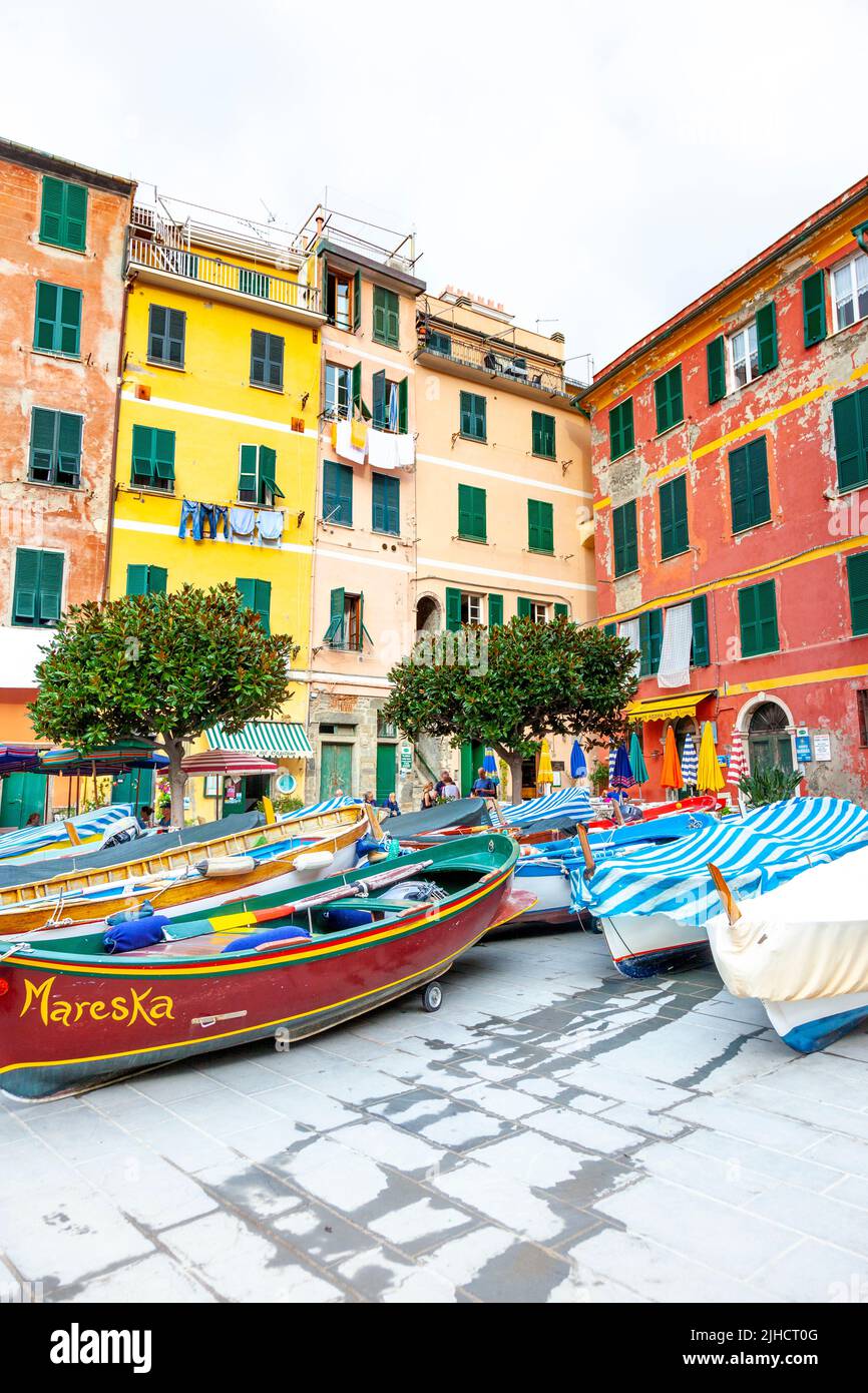 Bunte Häuser und bodenständig Boote in Vernazza Port, Cinque Terre, Italien Stockfoto