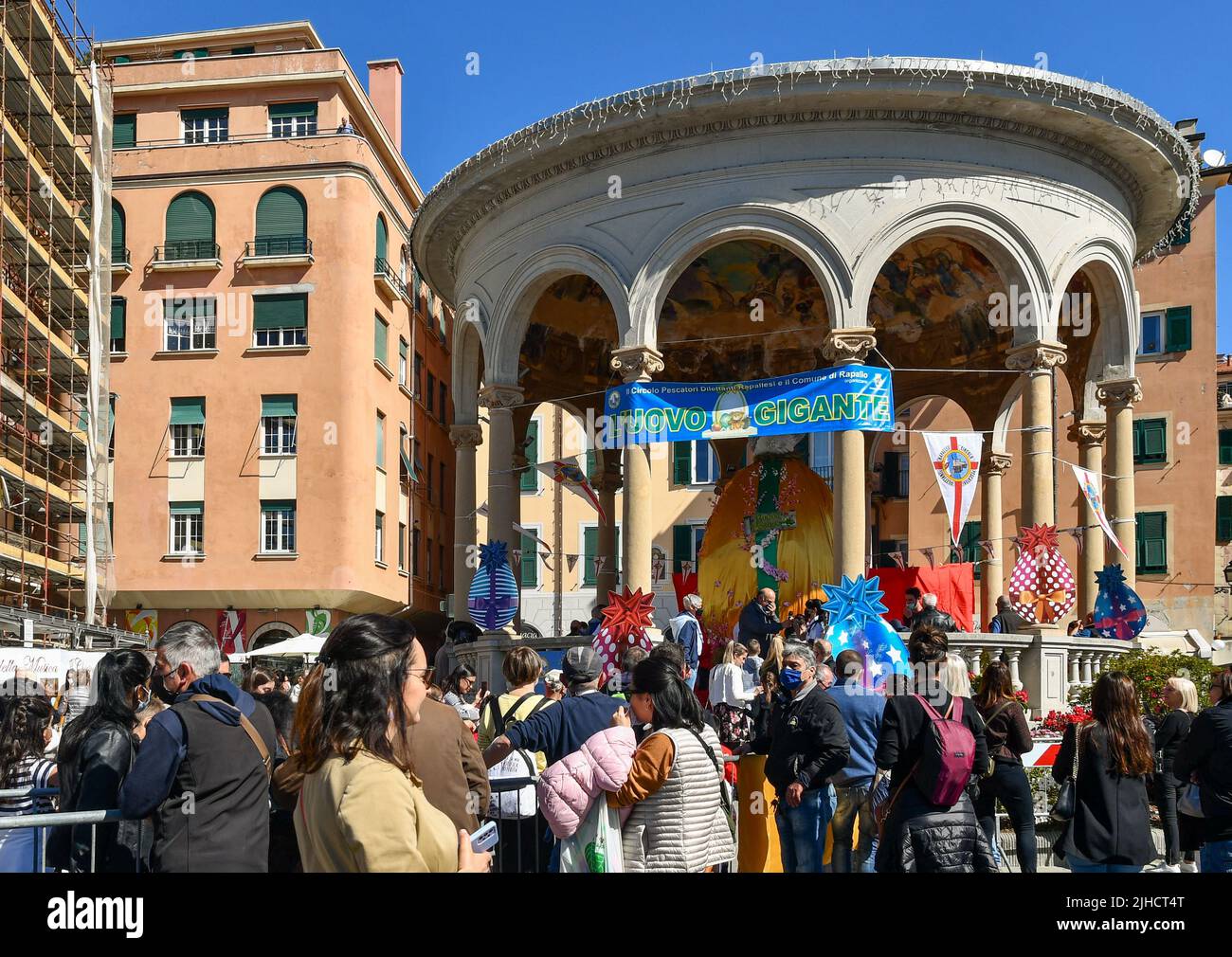 Menschenmenge vor dem Music Kiosk von Rapallo während des „Giant Egg Event“ am Ostertag, Genua, Ligurien, Italien Stockfoto