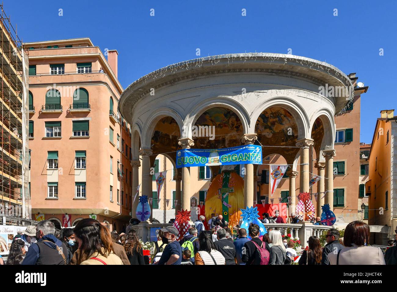 Menschenmenge vor dem Music Kiosk von Rapallo während des „Giant Egg Event“ am Ostertag, Genua, Ligurien, Italien Stockfoto