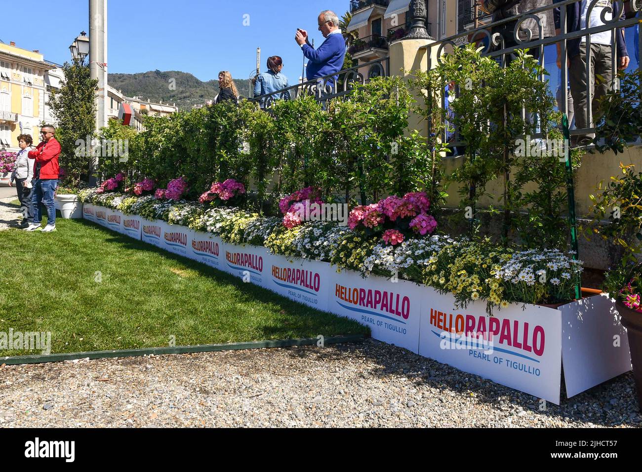 Blumenschmuck anlässlich der Stadtfeste zum Ostertag am Ufer von Rapallo mit Touristen, Genua, Ligurien, Italien Stockfoto