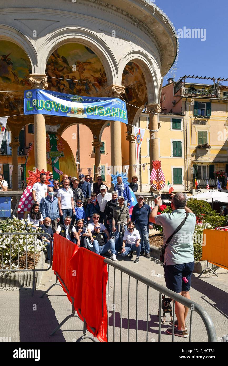 Ein Mann, der ein Gruppenfoto vor dem Music Kiosk während des „Giant Egg Event“ am Ostertag in Genua, Ligurien, Italien macht Stockfoto