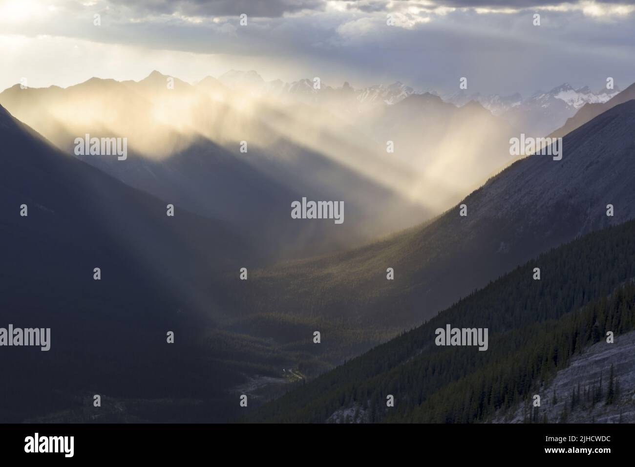 Schatten und Licht stehen im Kontrast zur Stormy Sky Horizon Landscape oberhalb des Kananaskis Country Valley, den Ausläufern der kanadischen Rocky Mountains in Alberta Stockfoto
