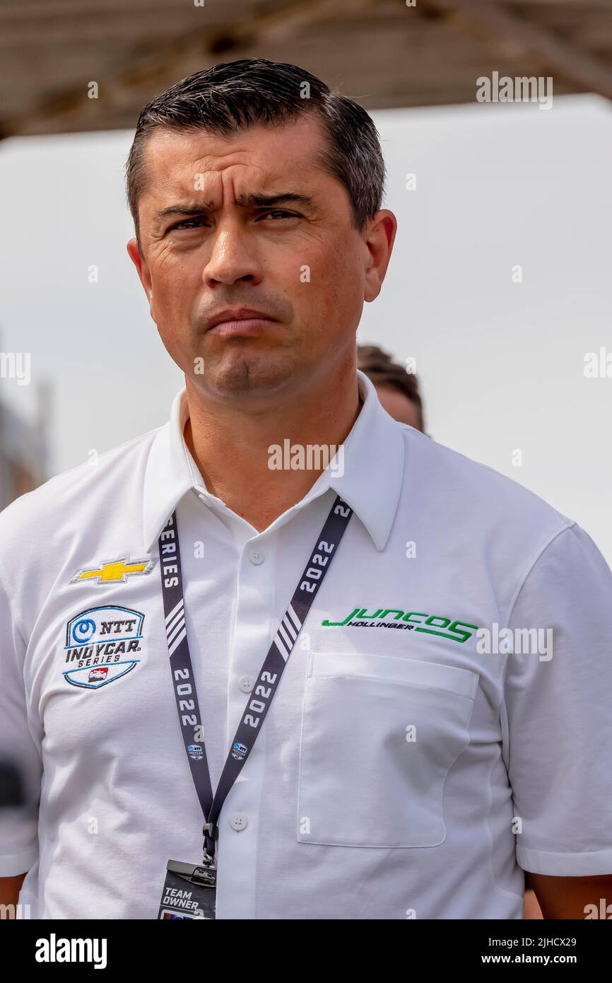 Toronto, ON, Kanada. 17.. Juli 2022. Teambesitzer RICARDO JUNCOS beobachtet, wie sein Team sein Auto vor dem Honda Indy Toronto auf den Straßen des Toronto Exhibition Place in Toronto, ON, vorbereitet. (Bild: © Walter G. Arce Sr./ZUMA Press Wire) Stockfoto