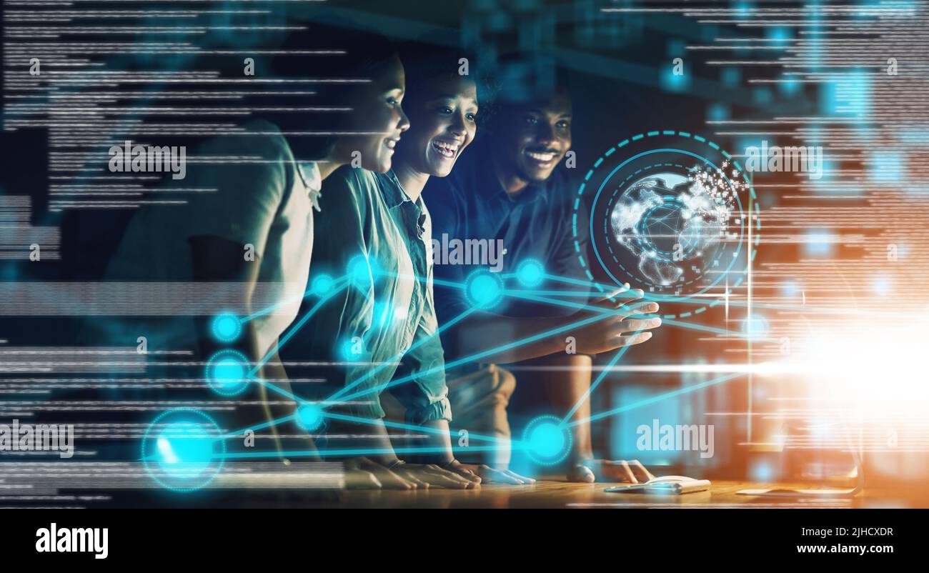 Wir bekommen, wofür wir uns Zeit geben: Eine Gruppe junger Geschäftsleute, die in einem späten Abend bei der Arbeit einen Computer benutzen. Stockfoto