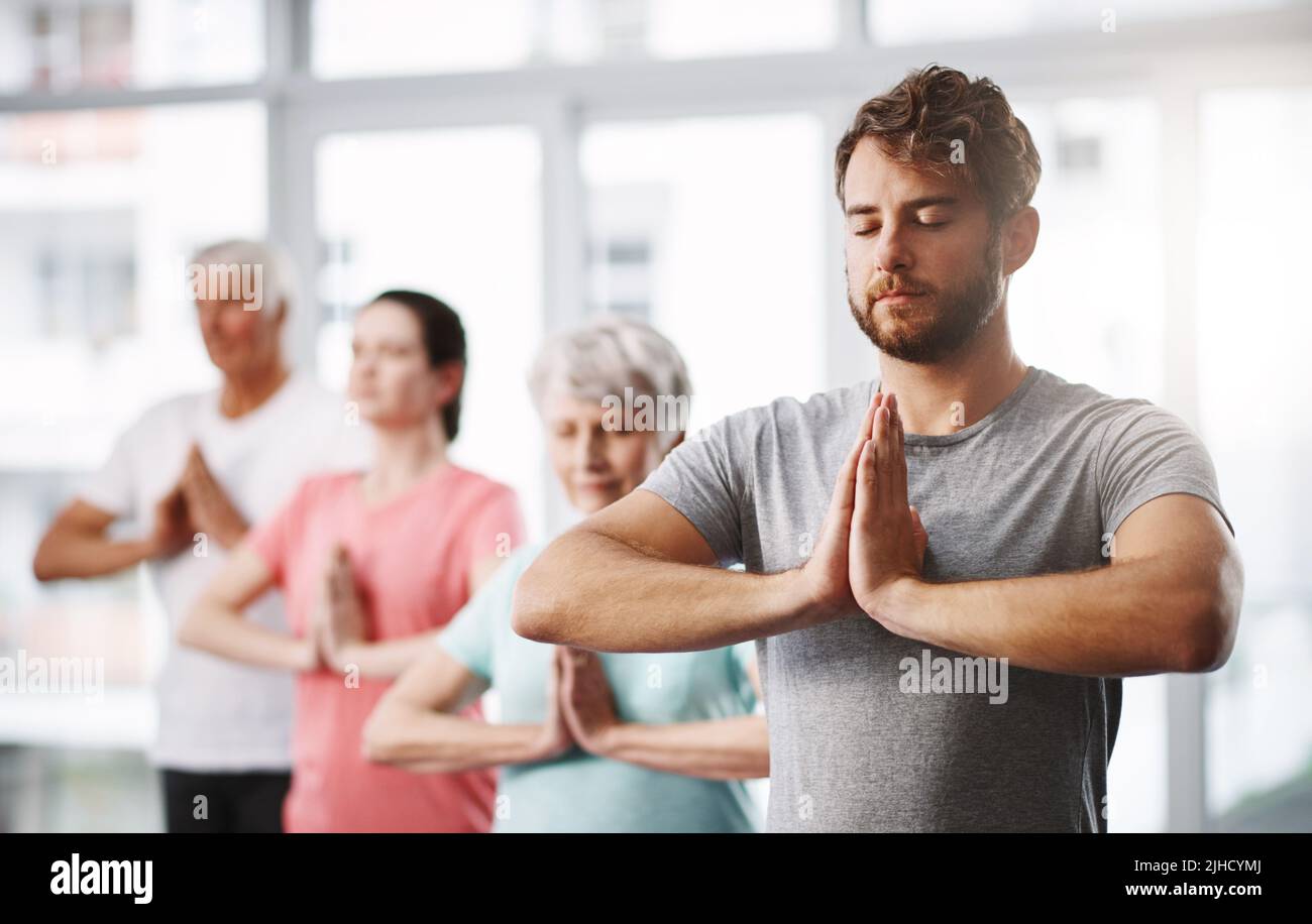 Eine Gruppe von Menschen, die während des Yoga meditieren. Stockfoto