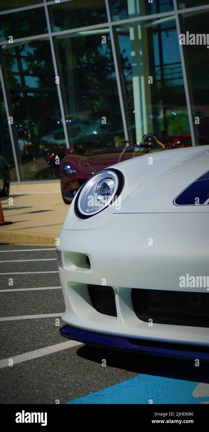 Gunther Werke Porsche 993 mit Ferrari Monza SP1 im Hintergrund Stockfoto