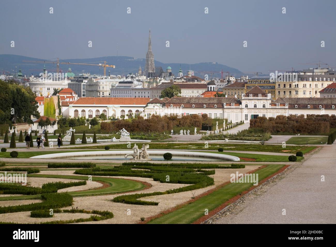 Formelles Gartenparterre und Schloss Unteres Belvedere, Wien, Österreich. Stockfoto
