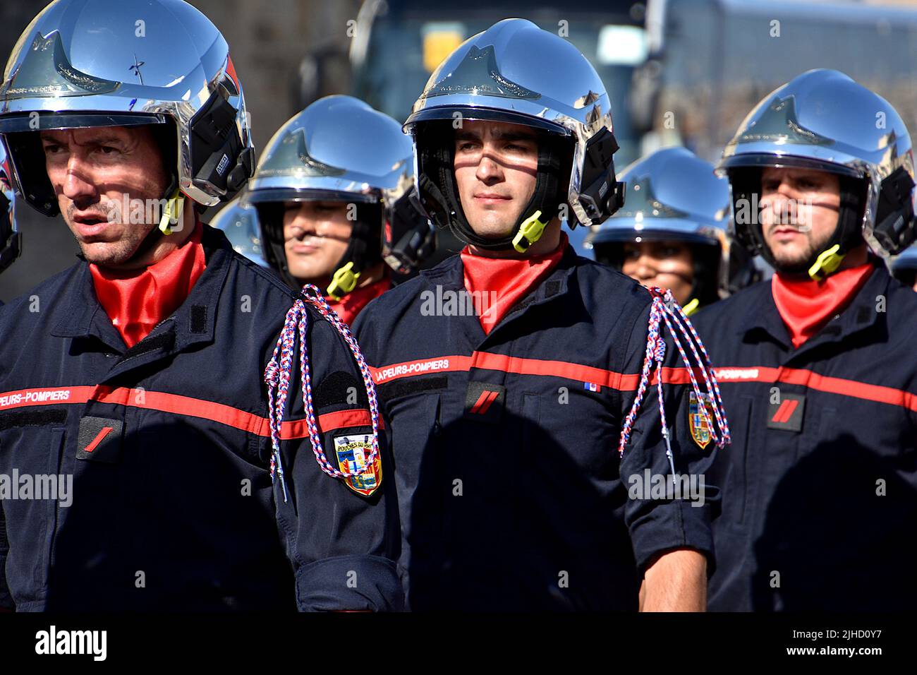 Marseille, Frankreich. 14.. Juli 2022. Mitglieder der Parade der Feuerwehr Bouches-du-RhÃ´ne marschieren während der Militärparade zum Nationalfeiertag durch den alten Hafen von Marseille. (Bild: © Gerard Bottino/SOPA Images via ZUMA Press Wire) Stockfoto