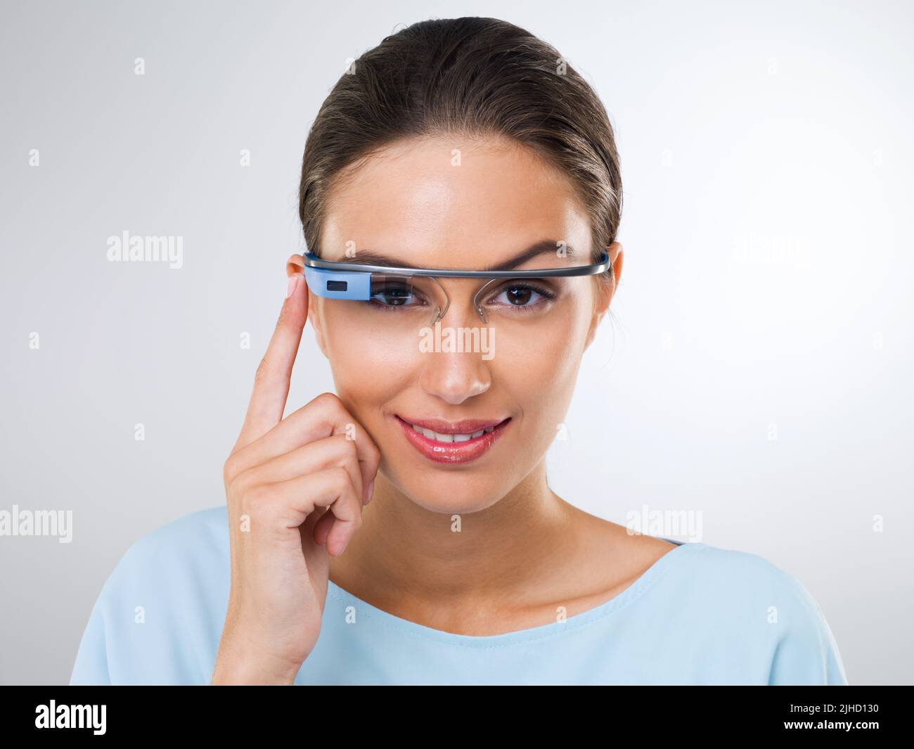 Eine attraktive junge Frau, die eine Brille mit Internetzugang trägt.die in diesem Bild gezeigten kommerziellen Produkte oder Designs stellen Simulationen eines dar Stockfoto