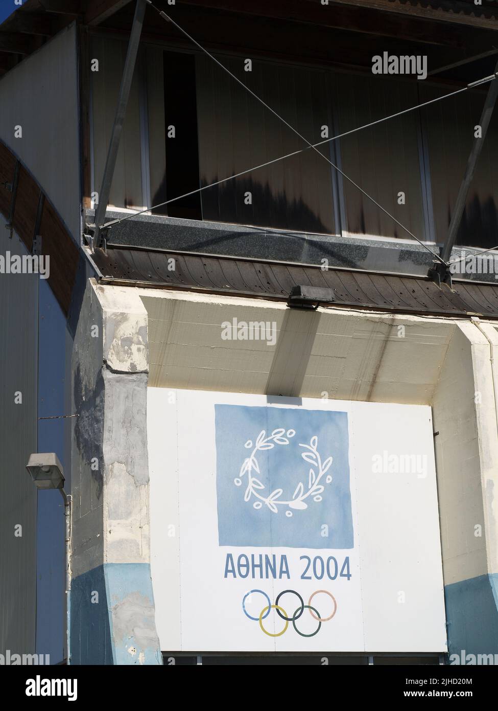 Athens Logo der Olympischen Spiele 2004 auf kommunalen Schwimmbädern und Freizeitzentrum in Korfu-Stadt, Kerkyra, Griechenland Stockfoto