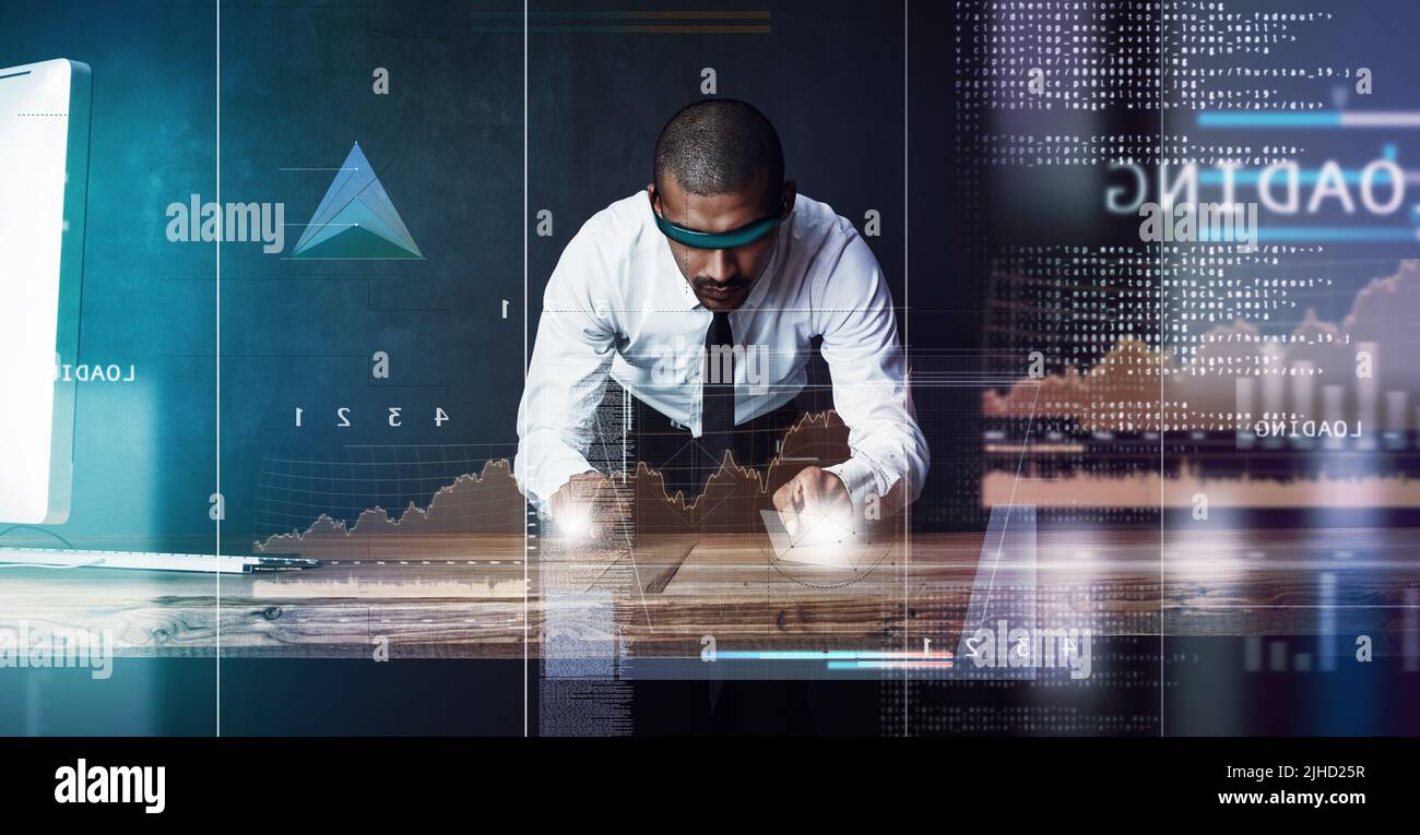 Ein hübscher junger Geschäftsmann, der eine digitale Schnittstelle nutzt. Stockfoto