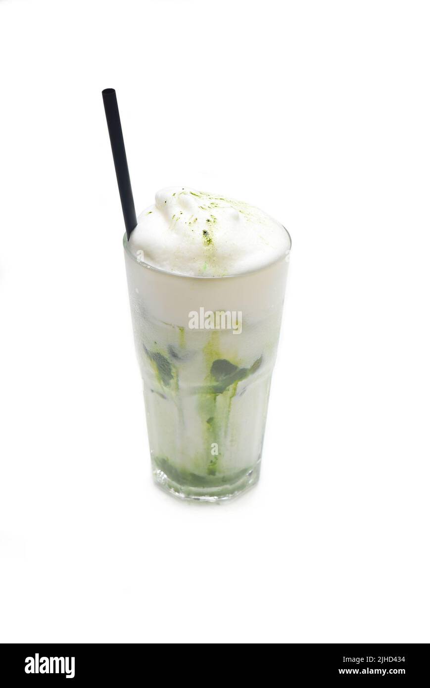 Matcha Latte isoliert auf weißem Hintergrund Stockfoto