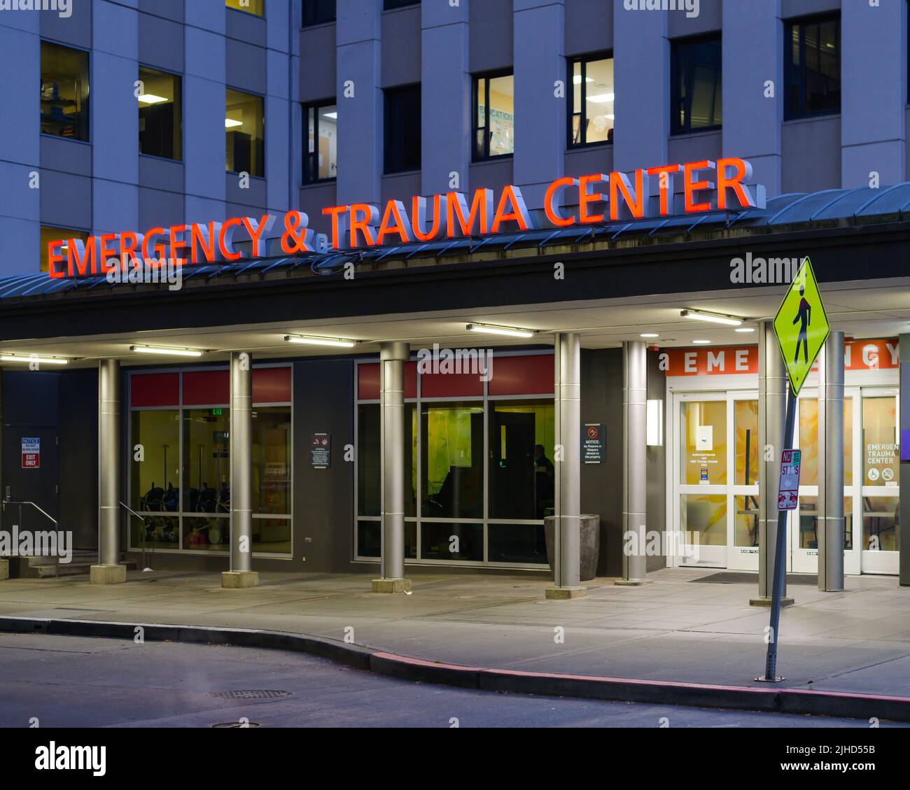 Seattle - 09. Juli 2022; Schild für das Notfall- und Traumazentrum am Harbourview Medical Center in Seattle über dem Eingang beleuchtet Stockfoto